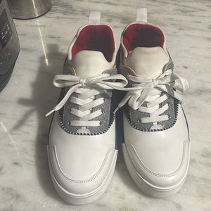 Louboutin red black and white with a lil blue outlining a size 9